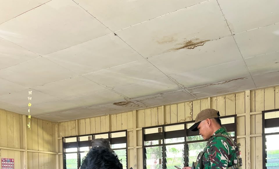 Tingkatkan semangat belajar anak Papua, Satgas Yonif 645/Gty kunjungi SD Inpres Eragayam