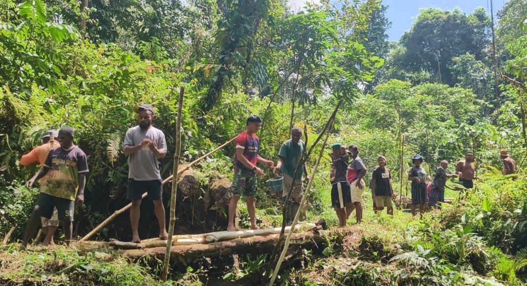 Satgas Pamtas RI – PNG Kewilayahan Yonif 764/IB Pos Kokas Laksanakan Kerja Bakti Pembangunan Gereja di Kokas