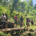Satgas Pamtas RI – PNG Kewilayahan Yonif 764/IB Pos Kokas Laksanakan Kerja Bakti Pembangunan Gereja di Kokas