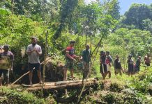 Satgas Pamtas RI – PNG Kewilayahan Yonif 764/IB Pos Kokas Laksanakan Kerja Bakti Pembangunan Gereja di Kokas