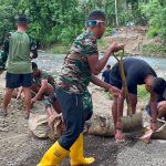 Gotong Royong TNI dan Warga, Jembatan Gantung Sungai Menaula Terus Dikerjakan