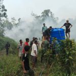Sinergi Lintas Sektor, Pos Kotis Satgas Yonarmed 13/Nanggala Bersama Polsek, Instansi Kecamatan, dan Warga Padamkan Karhutla di Desa Badau