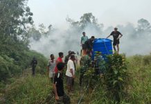 Sinergi Lintas Sektor, Pos Kotis Satgas Yonarmed 13/Nanggala Bersama Polsek, Instansi Kecamatan, dan Warga Padamkan Karhutla di Desa Badau