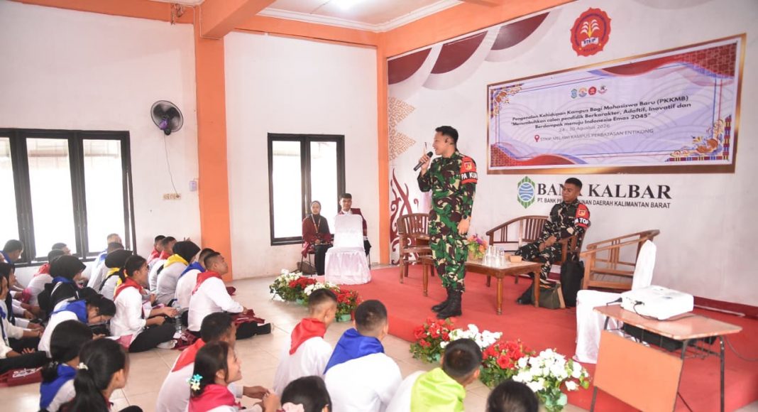 Satgas Pamtas Yonarmed 19/Bogani Berikan Materk Wawasan Kebangsaan, Tanamkan Semangat Nasionalisme kepada Mahasiswa STKIP Entikong