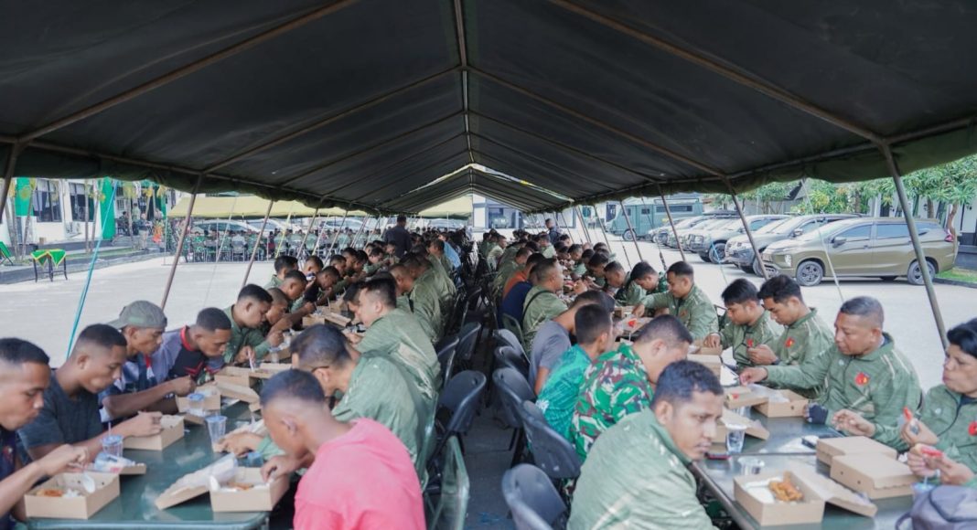 Bukan Sekedar Makan Siang, Pangdam XV/Pattimura Tanamkan Semangat Prestasi dan Kebersamaan