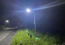 Harapan Baru Terangi Kampung Binaan, Satgas Swasembada Yonif 643/Wns Koops TNI Habema Bersama Warga Pasang Lampu Solar Cell
