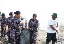 Laut Memanggil, Prajurit dan Warga Bergerak : Kodaeral I Bersihkan Pantai Olo
