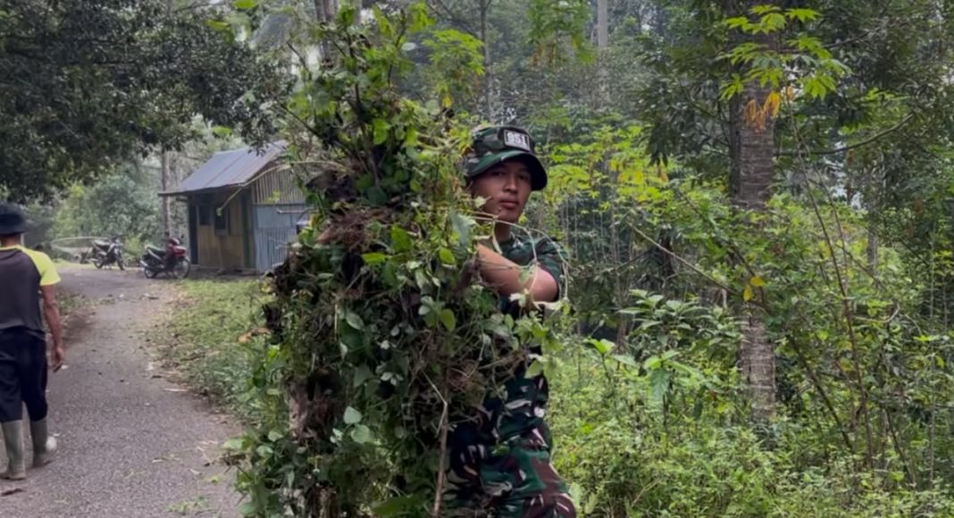 Yonif TP 951/Pandeka Marapi Bersama Warga Bersihkan Akses Jalan di Jorong Padang Data